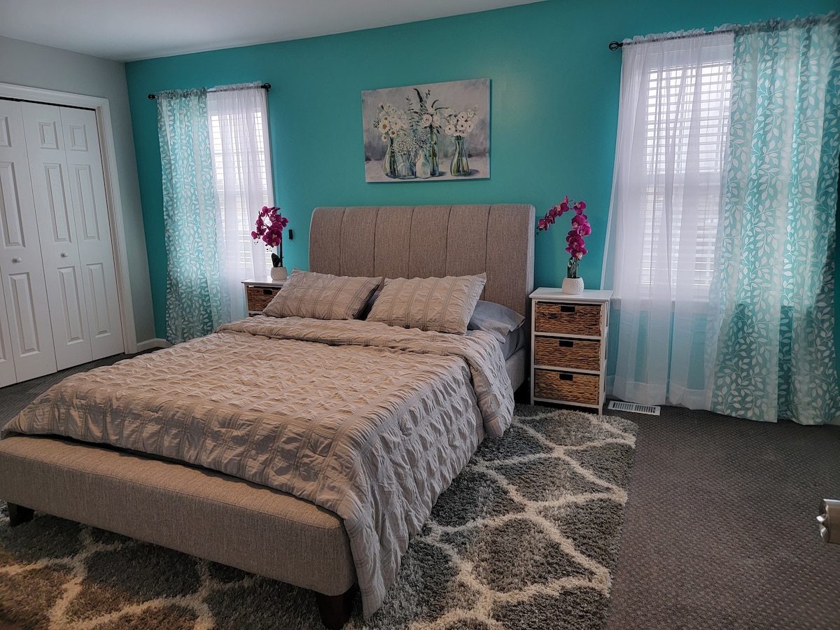 Dhomë gjumi master me banjë private. 