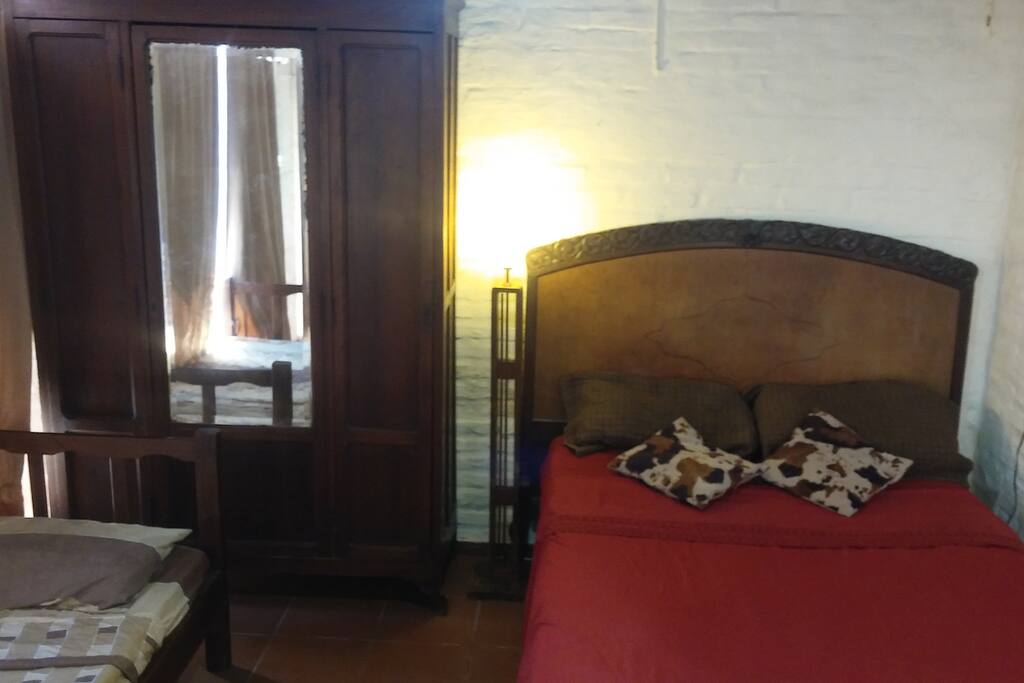 Ropero, mesa de luz, ventilador, Cama colchón sommier.
Wardrobe, bedside table, fan, bedspring.