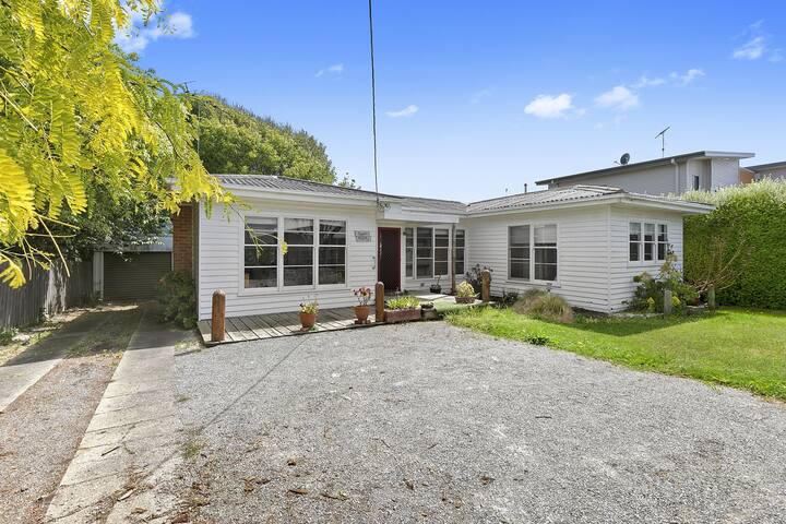 Ultimate Beach Retreat (No Schoolies Accepted) gallery image 3