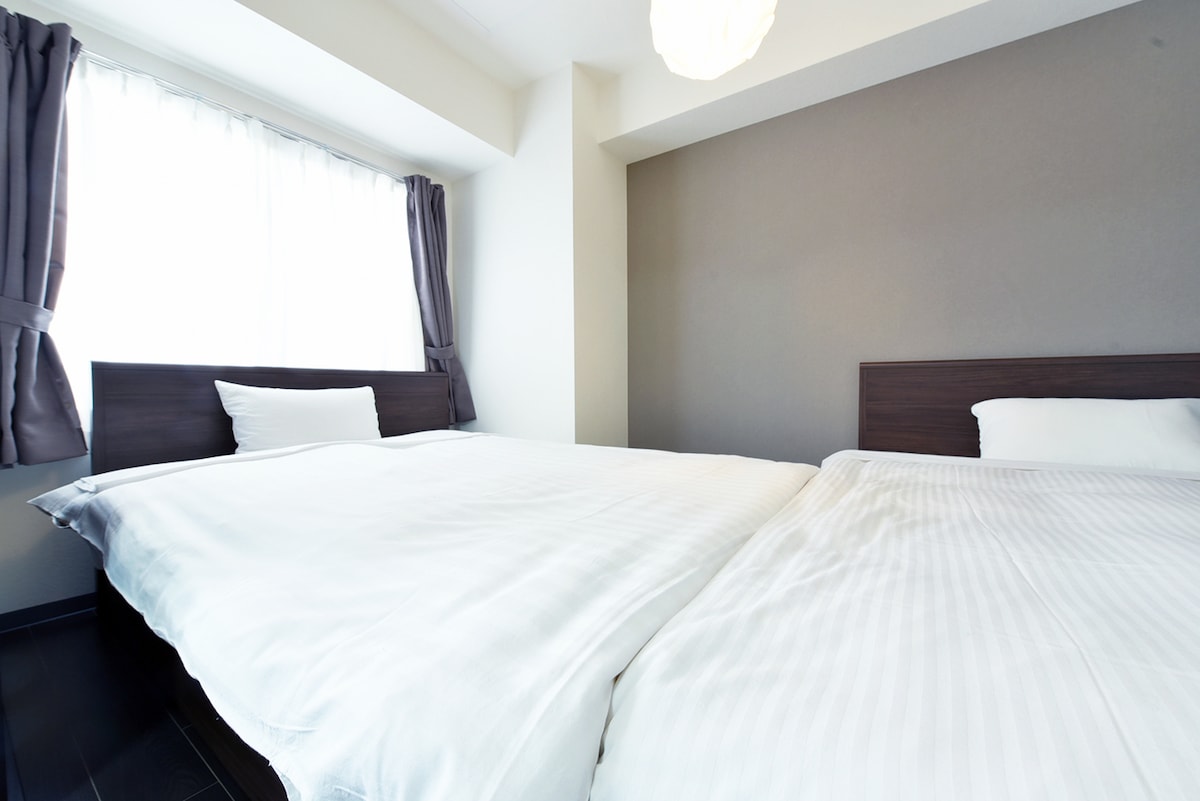 2
台のダブルベッドTwee tweepersoonsbedden in de slaapkamer