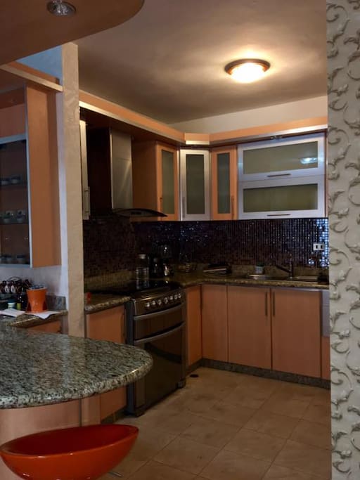 Cocina de gas equipada, nevera, totalmente en funcionamiento.