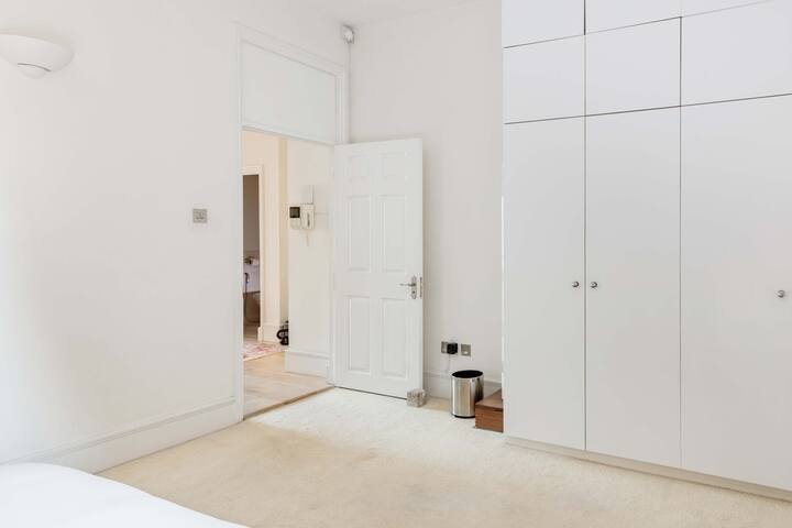 Walk to the Natural History Museum from a Bright Apartment gallery image 4