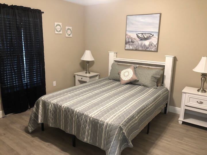 ห้องนอนใหญ่พร้อมตู้เสื้อผ้าแบบวอล์คอินในห้องน้ำส่วนตัวและทีวี 32 นิ้ว