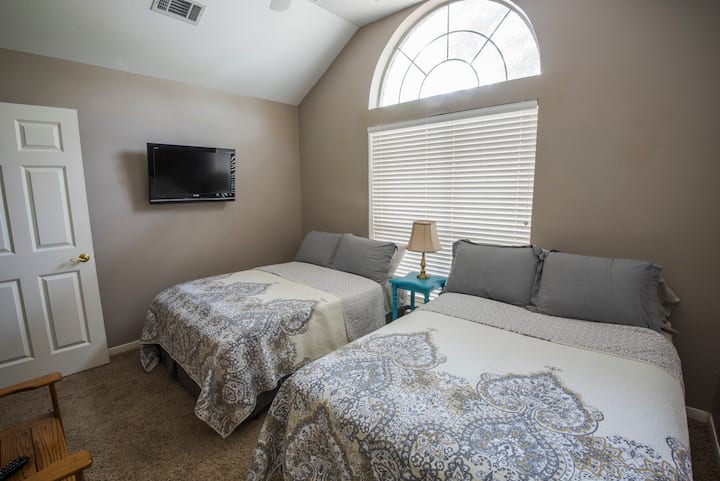 Вторична спалня с две пълни легла.