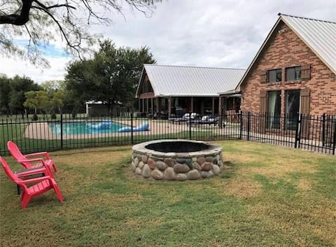 Peaceful & Private CountryLife Sleeps 10