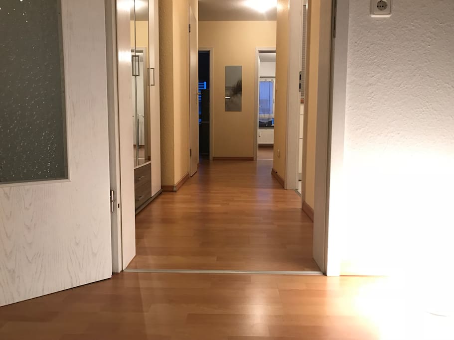 Flur mit Zugang zu allen Räumen - gerader Grundriss im Penthouse-Stil