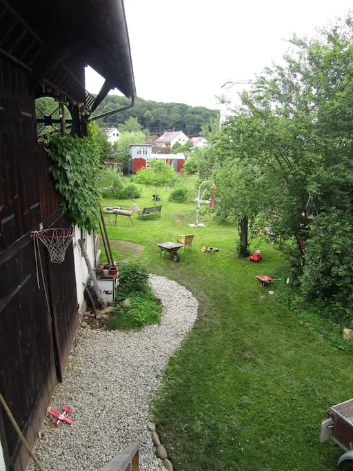 Blick vom Hauptgebäude zum Atelier Wagen