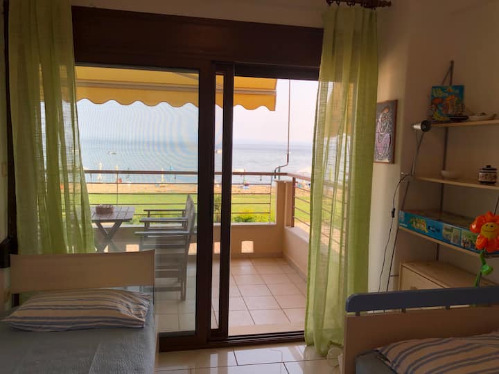 Nivel superior: dormitorio 2 con dos camas de una plaza y acceso al balcón con vistas al mar. 