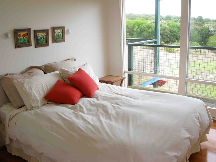 Neat, cosy with the option of the sound of the ocean.