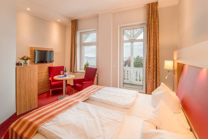 Doppelzimmer mit Balkon und Meerblick