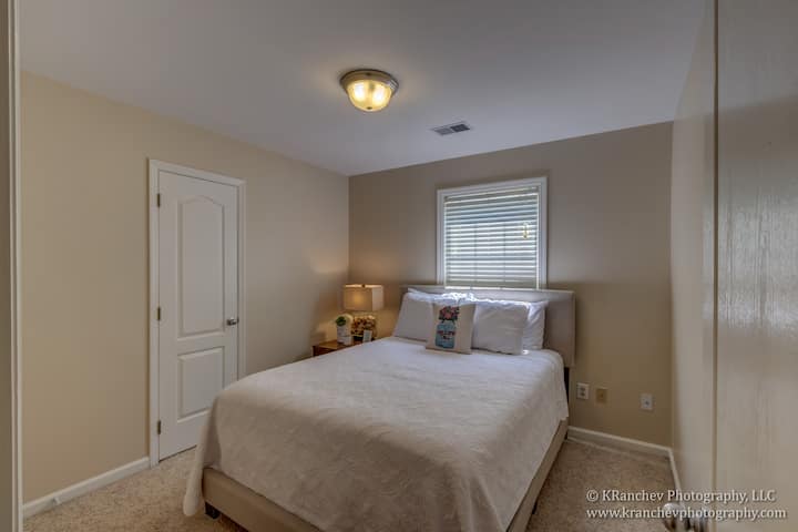 Cómoda cama de tamaño queen con colchón de espuma. 