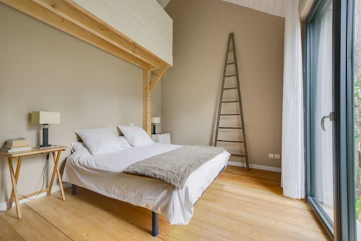 Habitación de la planta baja, acceso directo al jardín.
Tiene un vestidor y un baño contiguo que le es propio. La ropa de cama ha sido renovada en agosto de 2021.
