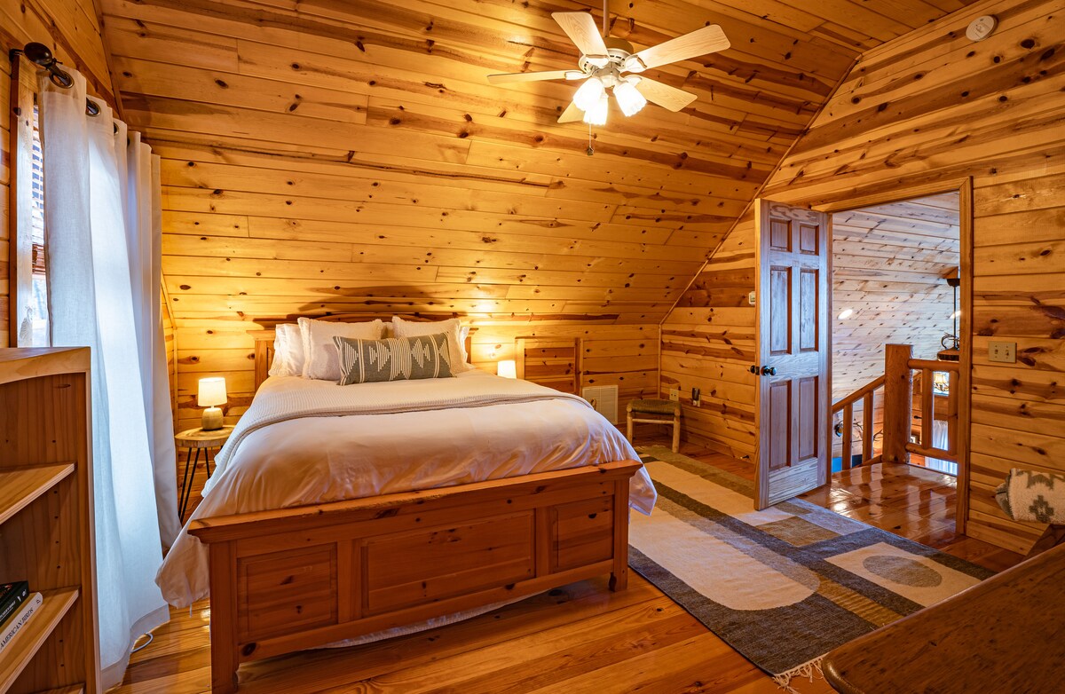 顶楼标准双人床卧室，配备步入式衣柜和全功能卫生间。