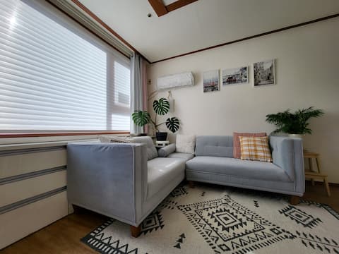Pyeongchon Station, 2 minutes away * Newly renovated * Quiet and tidy house!