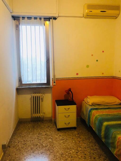 comodo posto letto con condizionatore autonomo, comodino, armadio