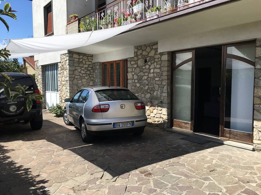 fronte appartamento con parcheggio auto interno