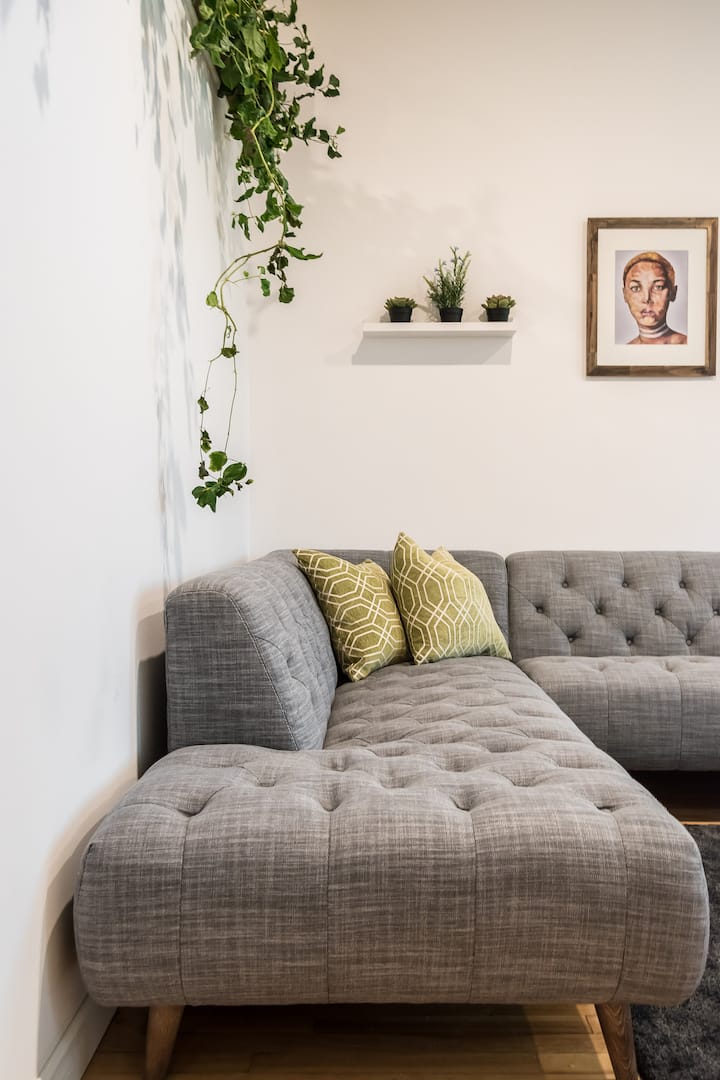 *KUMBUKA* CHUMBA HIKI CHA KULALA KINAONGEZEKA MARADUFU KAMA SEBULE. KUNA SOFA YA KULALA TU.