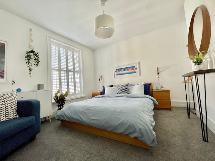 Chambre principale :
Lit King Size, plaquettes de recharge pour téléphone, haut-parleur Sonos, espace penderie pour les vêtements, miroir, table console, fauteuil de lecture avec lampe.