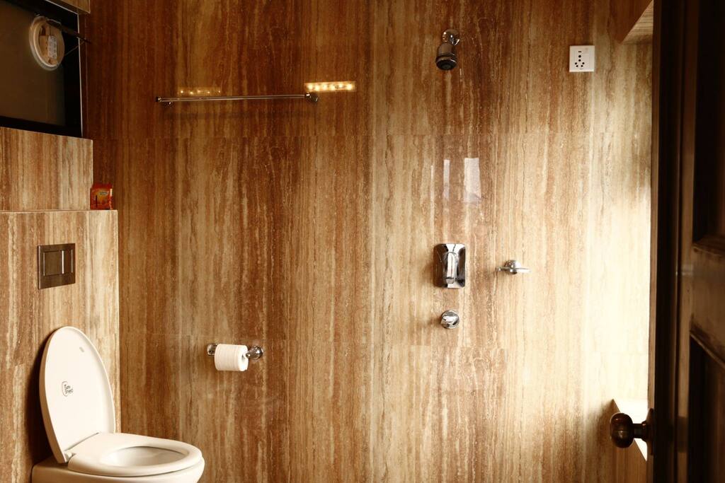 Attached (private) bathroom