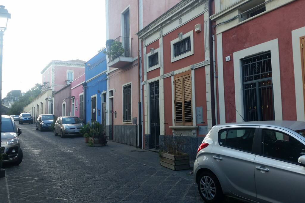 stradina di fronte il portone che porta a mare