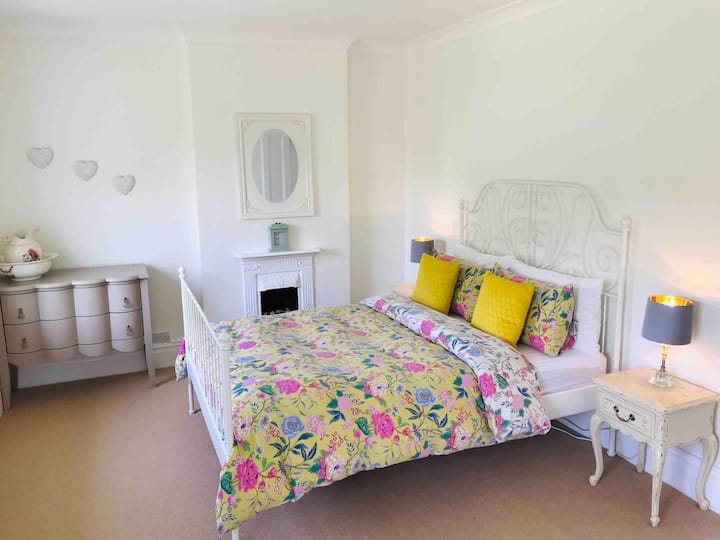 Დიდი ორადგილიანი საძინებელი ლამაზი ხედით გვერდით ბაღზე. 