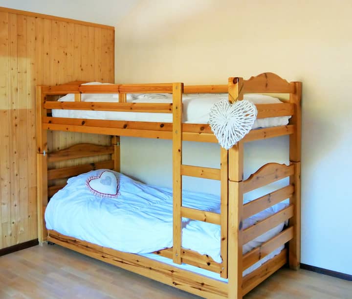 חדר שינה למעלה: 2 מיטות קומתיים + מיטת מגירה אחת