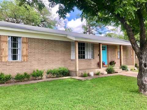 Bright + spacious, 8 blocks to Main St