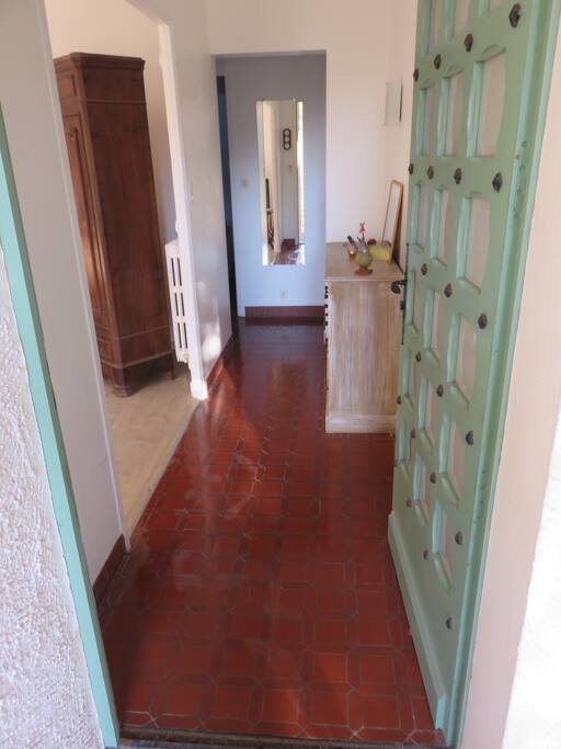 La porte et le couloir d'entrée