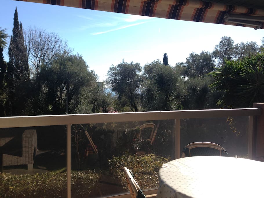 Terrasse (11 m2) avec table et salon de jardin