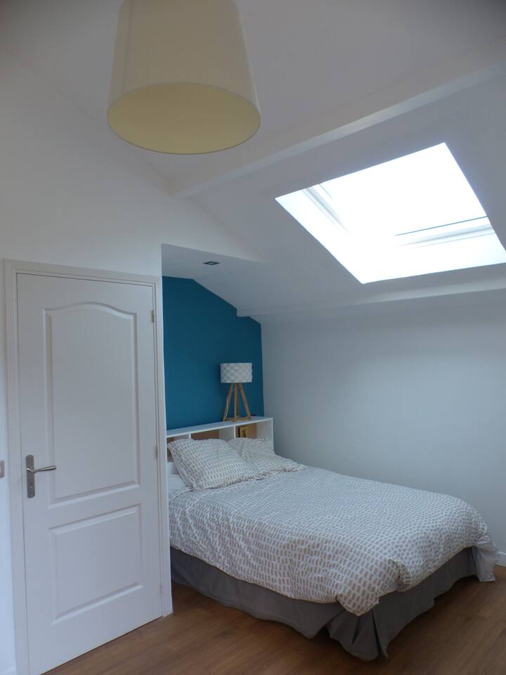 El dormitorio para adultos con 2 camas individuales se unió en una cama tamaño king...