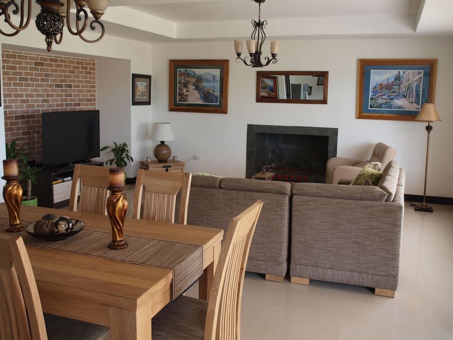 Living room/dining area