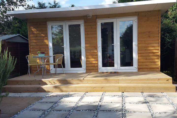 Centrally located St Albans Garden Cottage