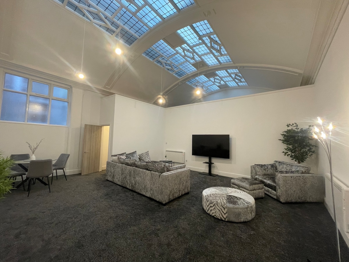 Top Airbnb: Huge 2BR City Centre Apt | Glass Roof | Sleeps 6 in City Of Kingston Upon Hull