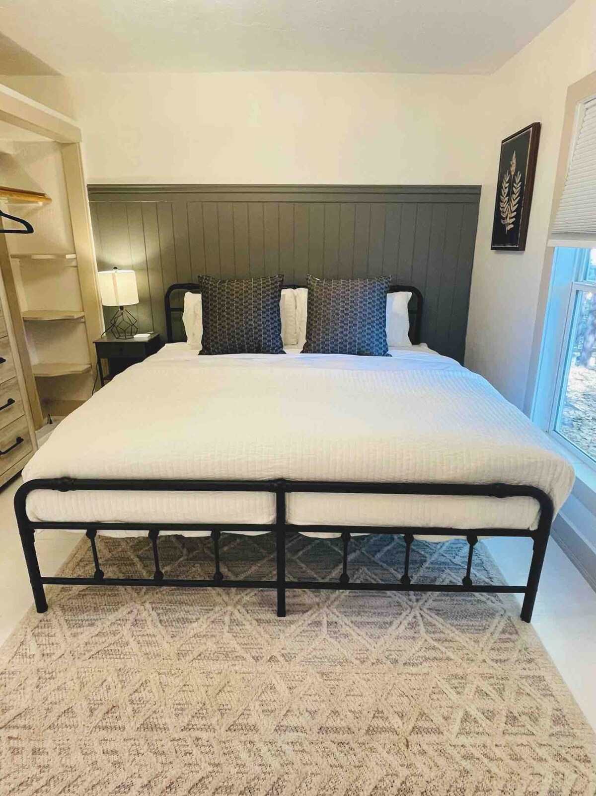 Encantador segundo dormitorio privado con cama King y baño privado.