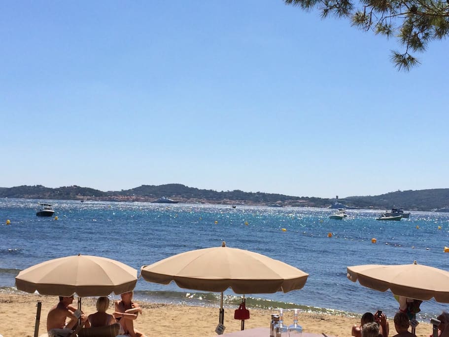 Plage privée avec vue sur Saint-Tropez, accès à la plage sans sortir du domaine (deux matelas et un parasol mis à disposition par badge).