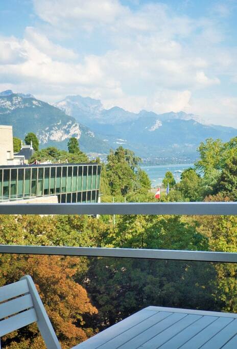 Repas sur le balcon avec une vue superbe ou à l'intérieur.