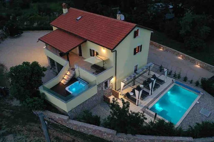 Holiday House Tosh