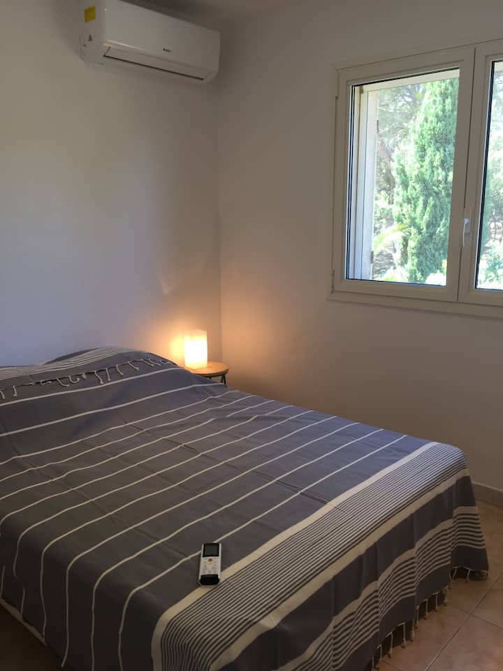 Chumba cha pili cha kulala, chumba cha kulala cha kijivu kilicho na kitanda mara mbili 140x200, kiyoyozi na kabati la nguo