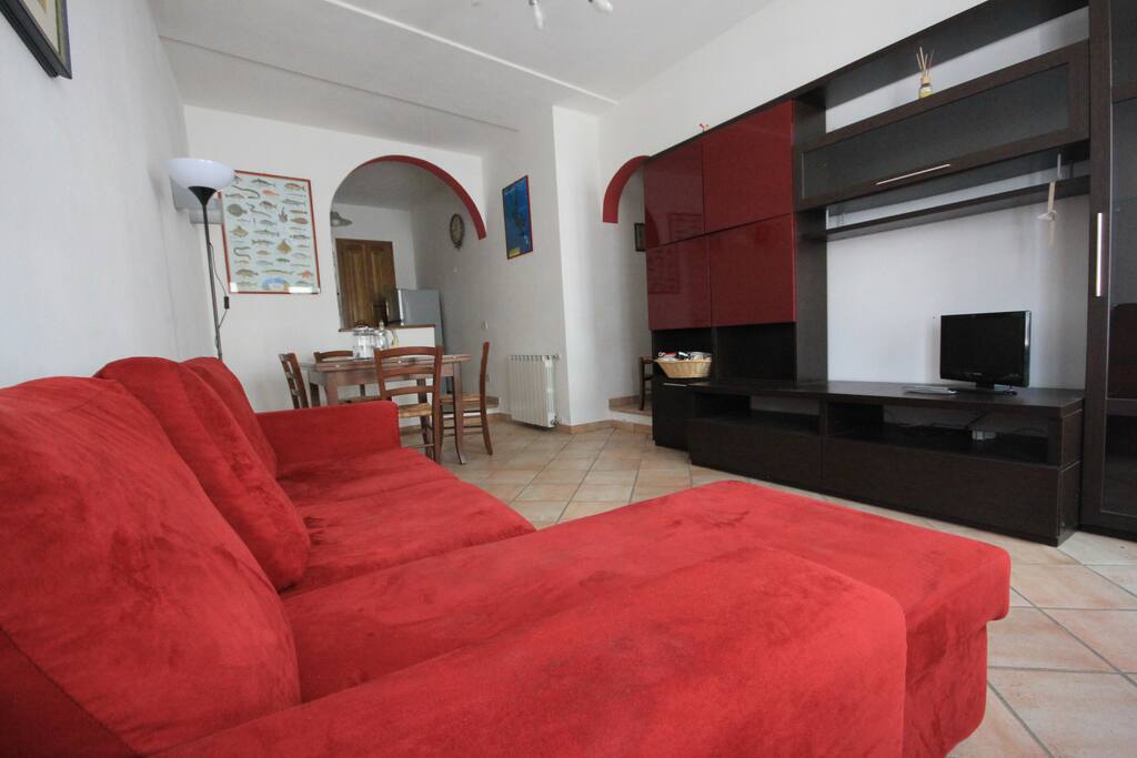 Nella sala è presente la tv, il wifi, il tavolo con 6 sedie e l'accesso alla cucina.