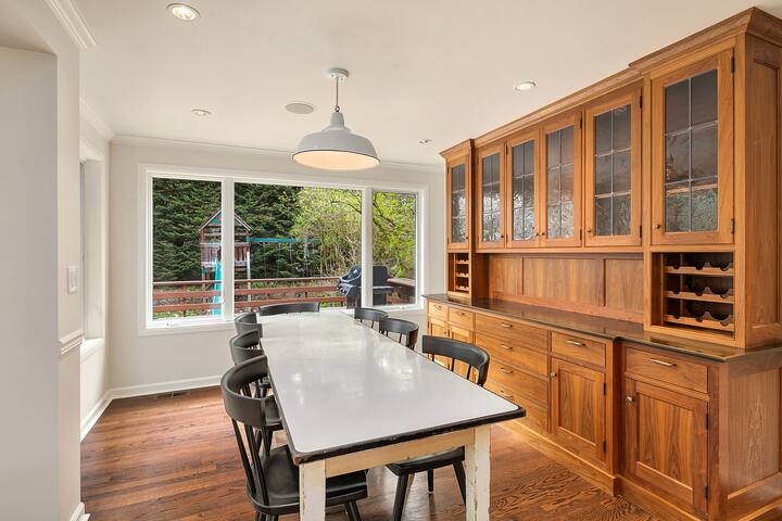 7 BDRM QUEEN ANNE RETREAT – Prime/Quiet location! gallery image 5