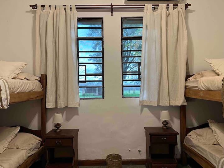 Dhoma 2 (kati përdhes) me dy krevate marinarë (4 vende gjumi)
Shtroja e krevatit nuk është e përfshirë.
Mund të merret me qira ose të sillet vetë.
