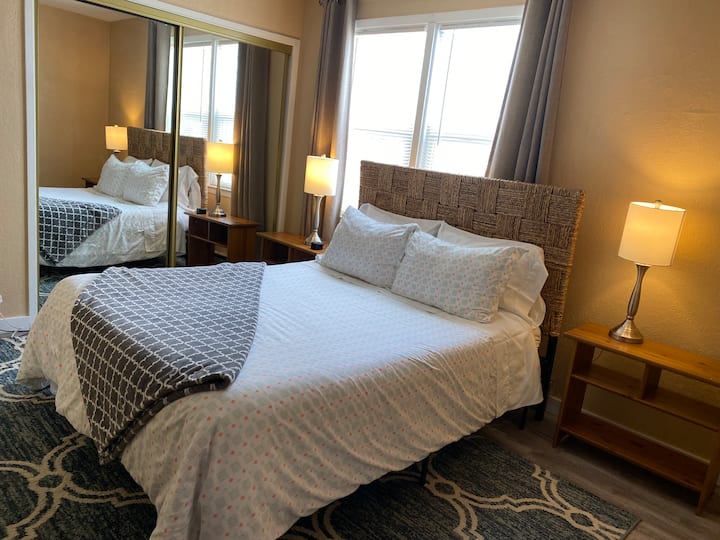 غرفة نوم بسرير كبير مع بياضات نادي ميسي تشارتر كلوب. قد يكون غطاء اللحاف أو اللحاف الصيفي مختلفًا أثناء إقامتك 