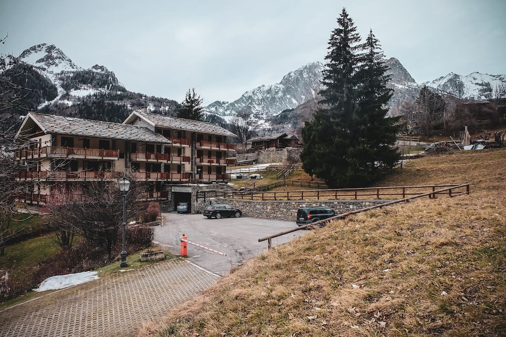 Veduta generale del fabbricato e dell'ampio parcheggio privato condominiale
