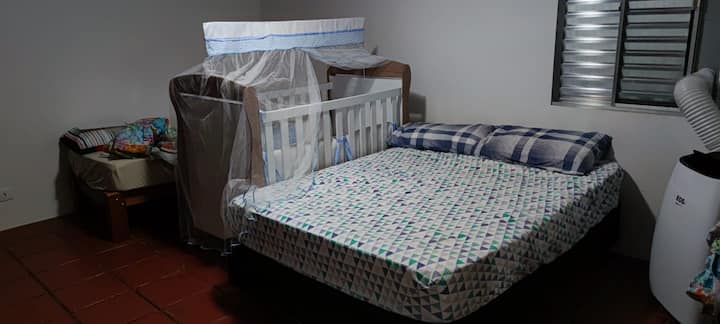 Suite, 1, na kitanda cha mtoto cha Amerika, kitanda cha mara mbili cha 01 na kitanda kingine cha mtu mmoja. Com ar condicionado de 12000bts, samsung Split, digital inverter, ultra. 

a.