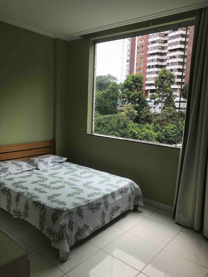 ห้องนอนพร้อมเตียงคู่ เครื่องปรับอากาศ สมาร์ททีวี ม่านบล็อกแสง หน้าต่างบานใหญ่และวิวป่าใกล้เคียง ทำให้รู้สึกสดชื่นและเงียบสงบ