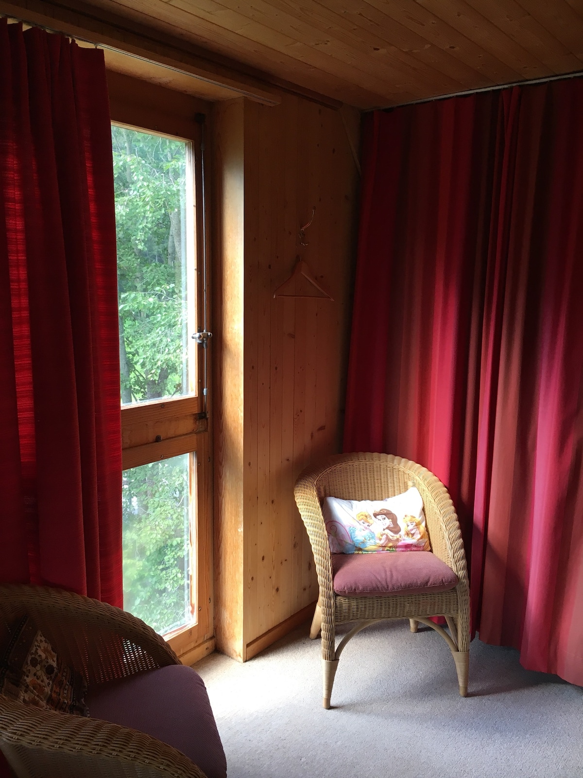 Prostor za sjedenje u spavaćoj sobi s bračnim krevetom