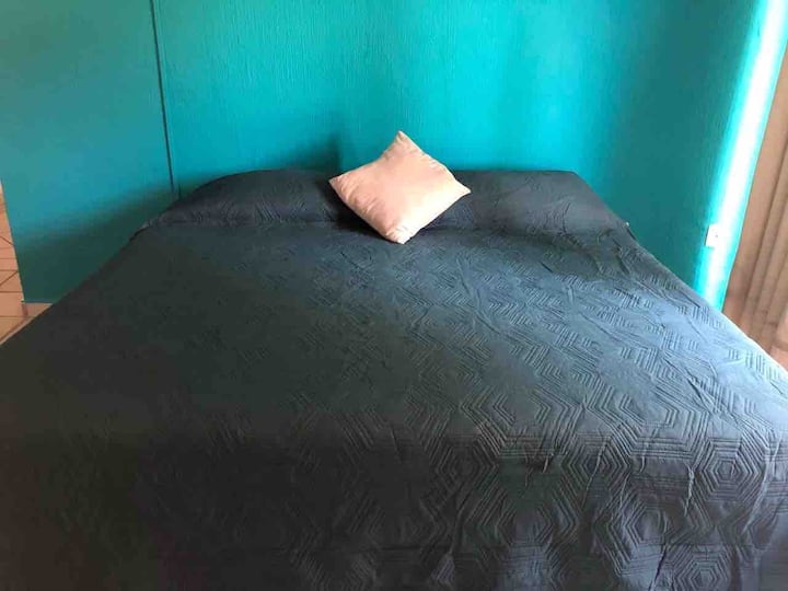 Segunda cama king size en el cuarto principal con vista al jardín y a la alberca.