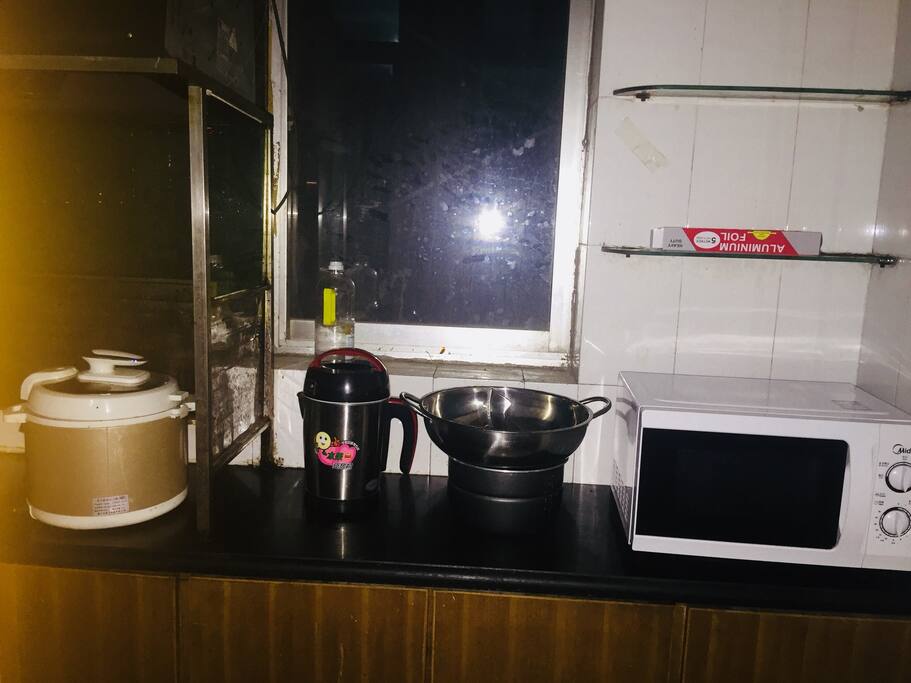 豆浆机,火锅,微波炉,电饭煲,齐全的电器