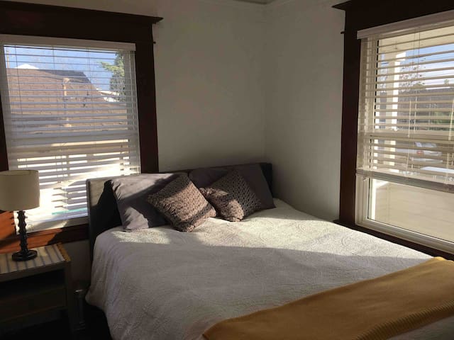 Cozy Private Room & Bath near UCDMC and Midtown