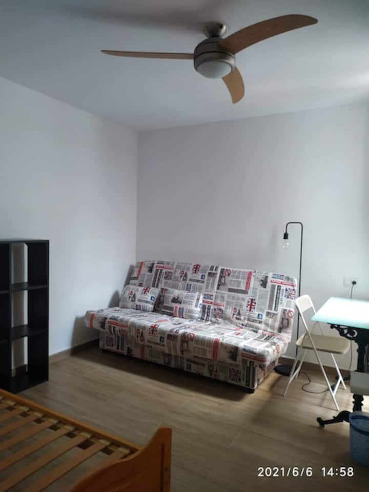 Segundo dormitorio con sofa cama y cama individual / Second bedroom with sofa bed and single bed